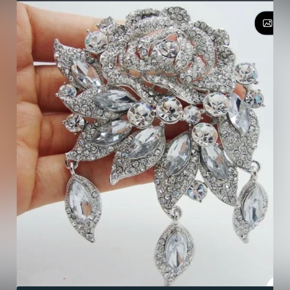 Jewelry - Large Rhinestone rose statement brooch